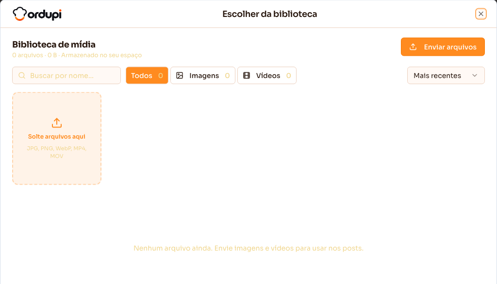 Biblioteca de mídia aberta pelo Escolher da biblioteca, com Enviar arquivos, busca e filtros de imagens e vídeos