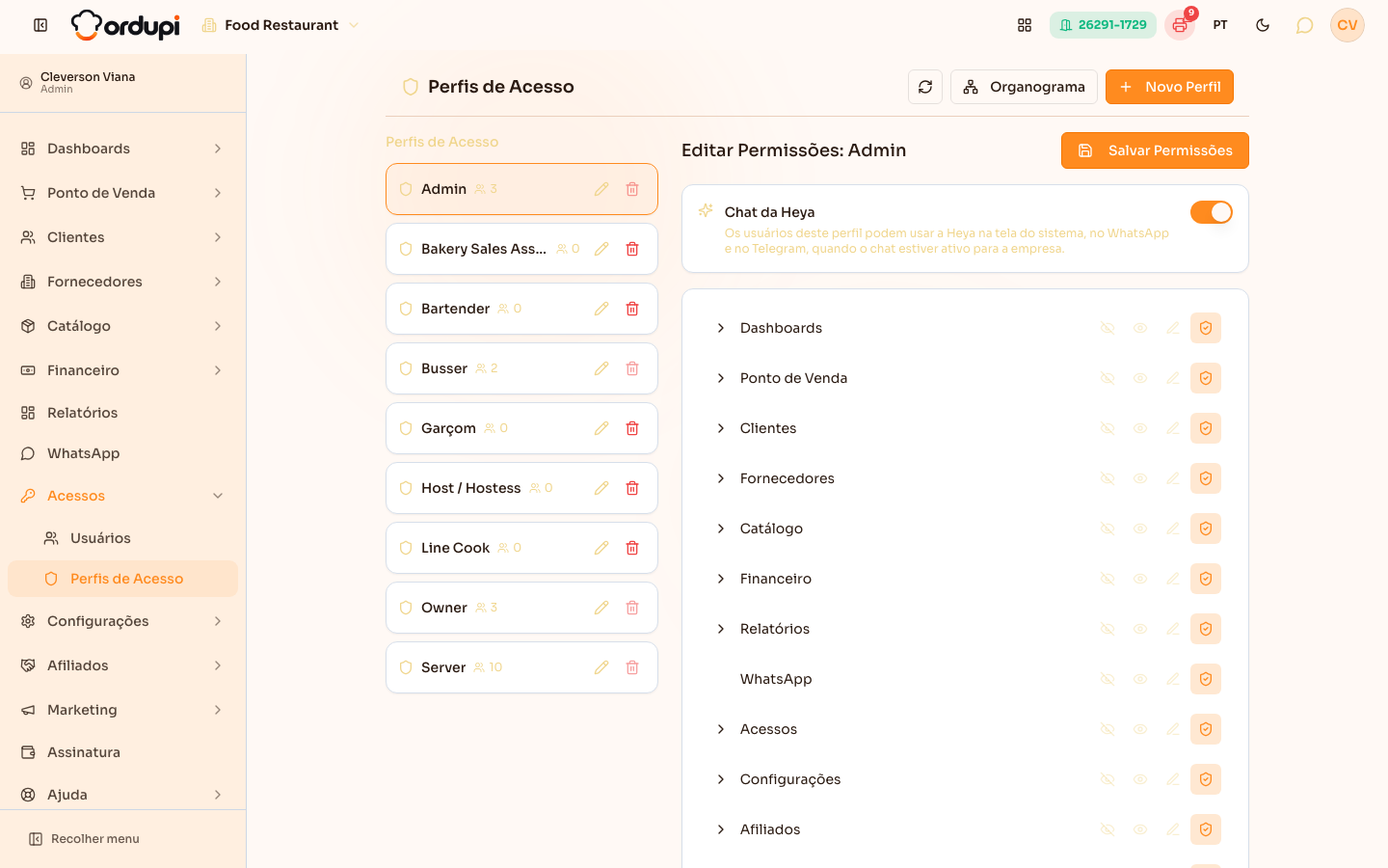 Lista de perfis de acesso, com o editor de permissões de um perfil selecionado